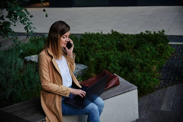 Vrouw Afstand Aan Het Werk Zittend Een Bankje Stad Straat — Stockfoto