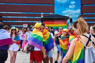 Gurur yürüyüşünde LGBTQ bayrakları olan insanlar. Hoşgörü, çeşitlilik ve cinsiyet kimlik kavramı. Şehir caddesinde gösteri var. Wroclaw, Polonya - 11 Haziran 2022