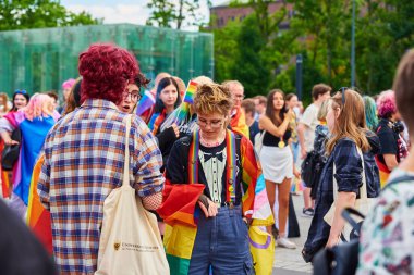 Gurur yürüyüşünde LGBTQ bayrakları olan insanlar. Hoşgörü, çeşitlilik ve cinsiyet kimlik kavramı. Wroclaw, Polonya - 11 Haziran 2022