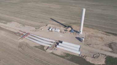 Vestas Rüzgâr Sistemleri türbininin Avrupa 'da enerji sorununu çözmek için yenilenebilir enerji geliştirilmesi. Rüzgar enerjisi ve yenilenebilir enerji. Wroclaw, Polonya - 22 Mart 2022