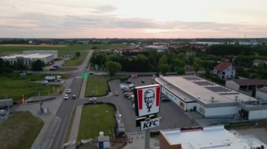KFC logo hava görüntüsü. Restoran fast food zinciri ve kızarmış tavuk. Katy Wroclawskie, Polonya - 17 Haziran 2022