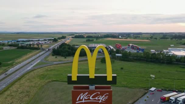 マクドナルドのロゴとマッカフェの標識高速道路 航空ビューの近く マクドナルドレストラン世界最大のファーストフード会社 ポーランドのケイティ ワロウスキー 2022年6月17日 — ストック動画