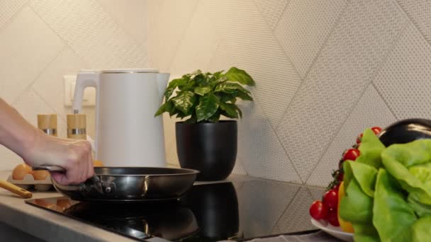 Сучасна Кухонна Техніка Рука Жінки Включає Індукційну Плиту Сталевою Сковородою — стокове відео