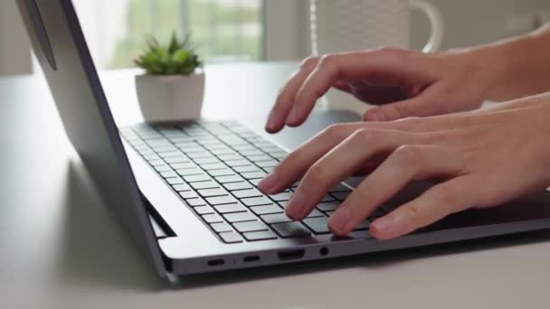 在家里工作的女人女性自由职业者在客厅里远程工作 使用笔记本电脑 在键盘上打字 — 图库视频影像