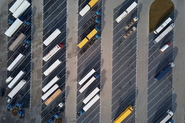 Widok Góry Półciężarówki Czeka Załadunek Parkingu Magazynie Logistycznym Widok Lotu — Zdjęcie stockowe
