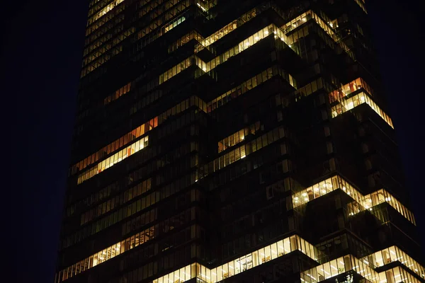 Fachada Edifício Escritório Com Janelas Iluminadas Cidade Noturna Varsóvia Centro — Fotografia de Stock