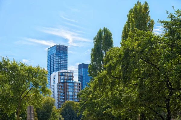 Varşova Daki Idari Merkez Şehir Merkezindeki Binaları Yeşil Ağaçlar Mavi — Stok fotoğraf