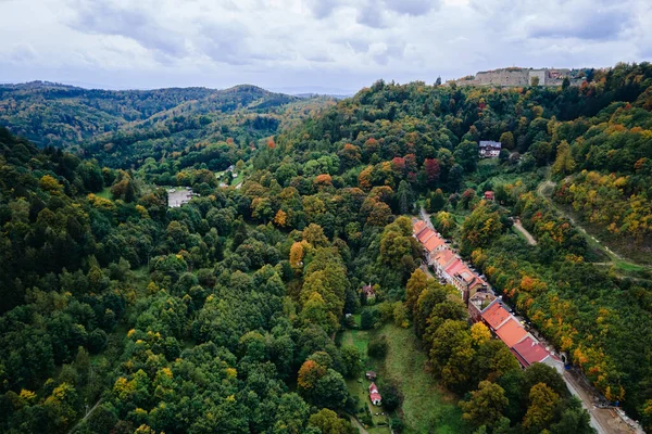 Drone Vlucht Het Platteland Met Bergdorp Landbouwvelden Het Najaar Seizoen — Stockfoto