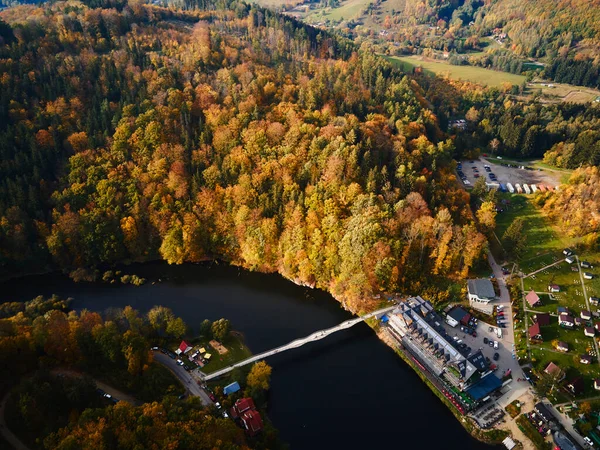 ポーランドのザゴルツェにあるグロドノ城の近くのレクリエーションエリア 森と川と橋で覆われた山々に囲まれた美しい秋の風景 — ストック写真