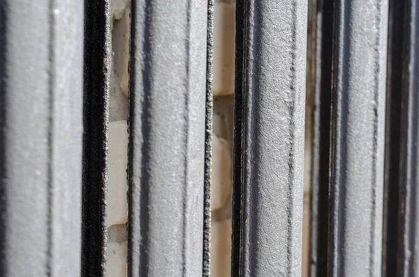 Siyah dökme demir radyatörün yakın çekimi. Demir kalıplar.