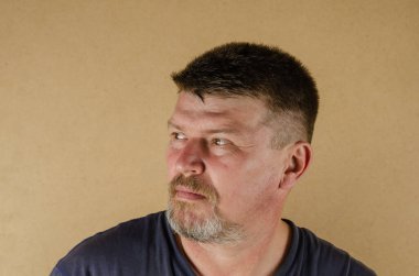 Gözünü kaçıran 45 yaşındaki bir adamın portresi. Yetişkin, tıraş edilmemiş, erkek..