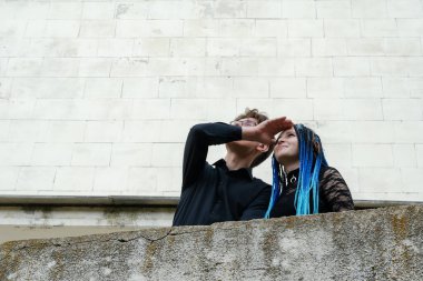 Uzaklara bakan genç bir çift. Erkek ve kadın standidir.