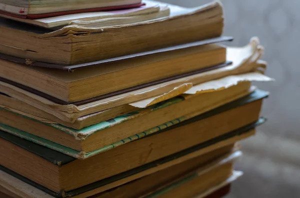 Ein Stapel alter Bücher, die vorgelesen wurden. Schulbücher und Technik — Stockfoto