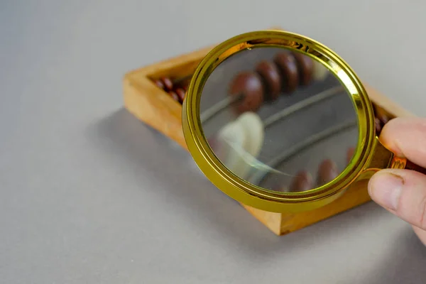 Manliga Handen Håller Förstoringsglas Över Små Trä Abacus Mekanisk Matematisk — Stockfoto