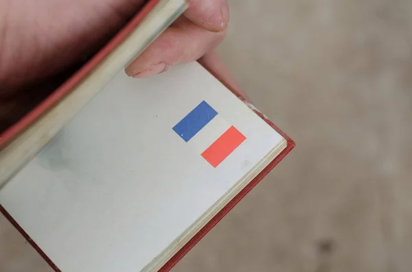 Ruka Drží Otevřenou Kapesní Příručku Vlajkou Francie Malá Kniha Utajení — Stock fotografie