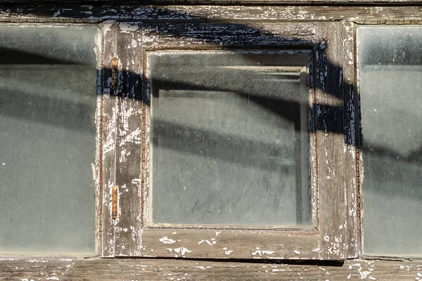 破片ほこりの多いガラスと古い木製の窓 壊れた窓枠を持つ放棄された建物の正面にある正方形の窓枠 陽射し 選択的焦点 — ストック写真