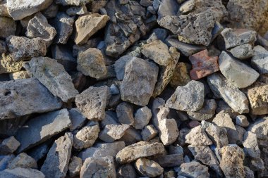 İnşaat enkazı tam kare. Rastgele taşlar, tuğlalar, beton parçaları. Seçici odak.