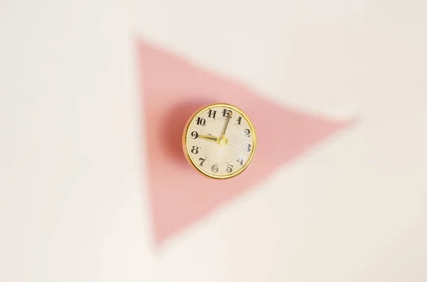 Вінтажний Годинник Розмитому Білому Трикутнику Рожевому Фоні Круглий Механічний Годинник — стокове фото
