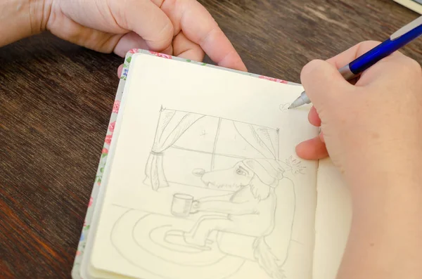 Kobieta Rysuje Ołówkowy Rysunek Psa Filiżanką Kawy Zwierzątko Siedzi Krześle — Zdjęcie stockowe