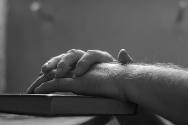 Twee Mannen Hun Handen Rusten Een Gesloten Boek Hardcover Boek — Stockfoto