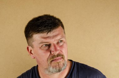 Başka tarafa bakan orta yaşlı bir adamın portresi. Yetişkin, tıraş edilmemiş, erkek..