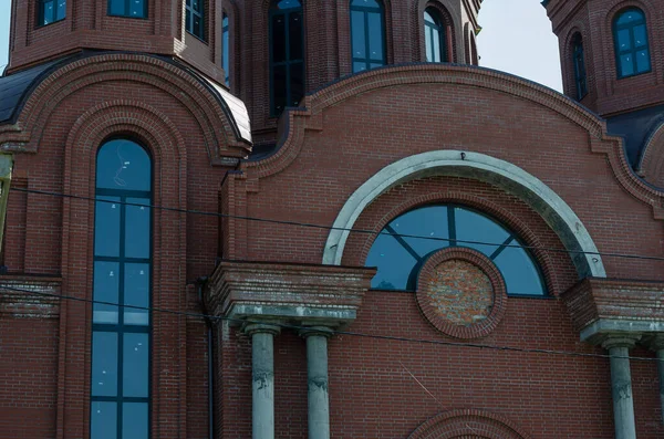 Construção Novo Edifício Moderno Ucraniano Igreja Cristã Ortodoxa Redbrick Edifício — Fotografia de Stock