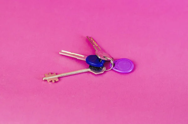 彩色背景上的一束门钥匙 新居的三个键和对讲机的密码钥匙链 有选择的重点 — 图库照片