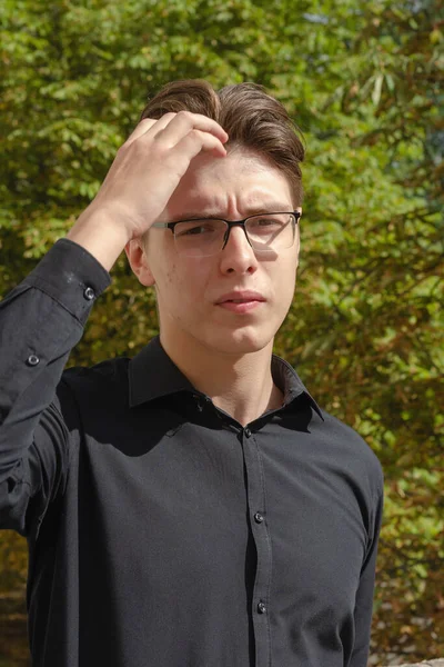 Jovem Empresário Arranja Cabelo Com Mão Homem Camisa Preta Óculos — Fotografia de Stock