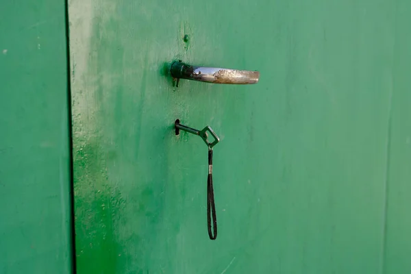 Зелені Двері Ключем Врізному Замку Замкову Щілину Вставляється Металева Клавіша — стокове фото