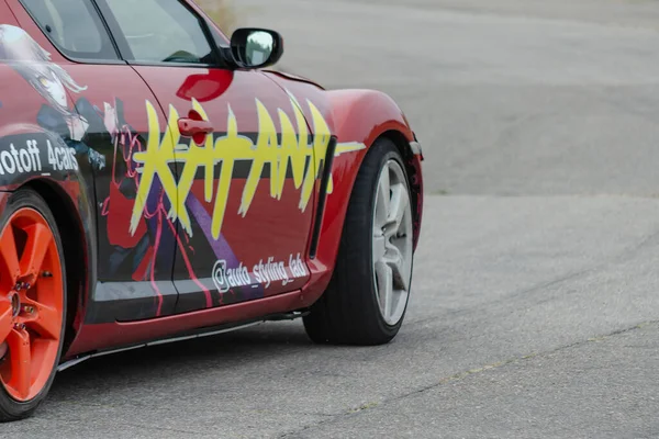 Κόκκινο Σπορ Αυτοκίνητο Mazda Rx8 Κατεβαίνει Δρόμο Μεγάλη Ταχύτητα Θόλωμα — Φωτογραφία Αρχείου
