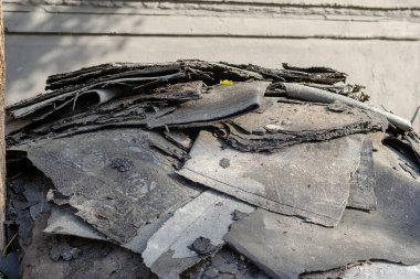Eski bir çatı keçesi yığını. Çatıyı tamir etmeye çalış. Endüstri. Dışarı çıkın. İnsan yok. Seçici odak.