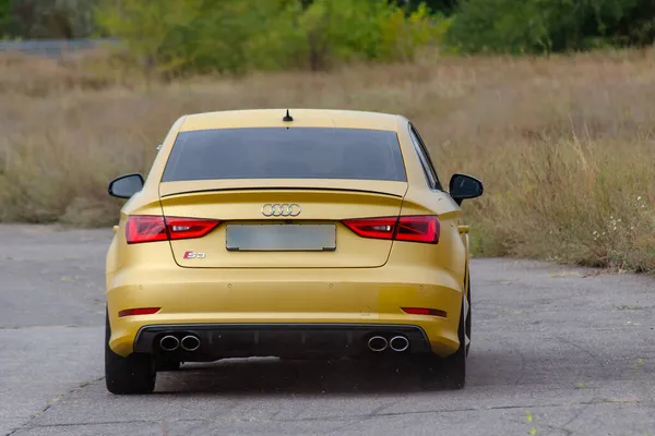 Πίσω Όψη Κίτρινο Σεντάν Οδηγεί Μεγάλη Ταχύτητα Ασφαλτοστρωμένο Δρόμο Audi — Φωτογραφία Αρχείου