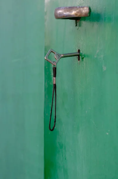 Πράσινη Πόρτα Κλειδί Στην Κλειδαριά Νεκροψίας Ένα Μεταλλικό Κλειδί Εισάγεται — Φωτογραφία Αρχείου