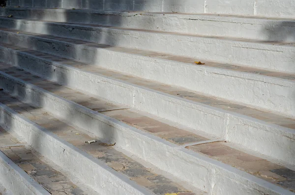 Die Alten Stufen Sind Mit Grauer Farbe Gestrichen Auf Den — Stockfoto