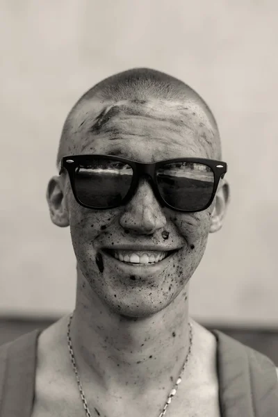 하얀색 바탕에 얼굴에 그을린 남자의 초상화 선글라스쓴 긍정적 운동용 기름으로 — 스톡 사진