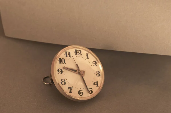 배경에 빈티지 시계의 다이얼 시계의 시간을 줍니다 금박입힌 배경에 테이블 — 스톡 사진
