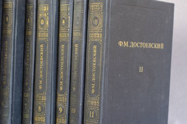 Rus klasik edebiyatı. Fyodor Dostoyevski. Toplanmış Eserler. Gri arka planda eski kitap koleksiyonu. Ukrayna, Mykolaiv - 10 11 2021