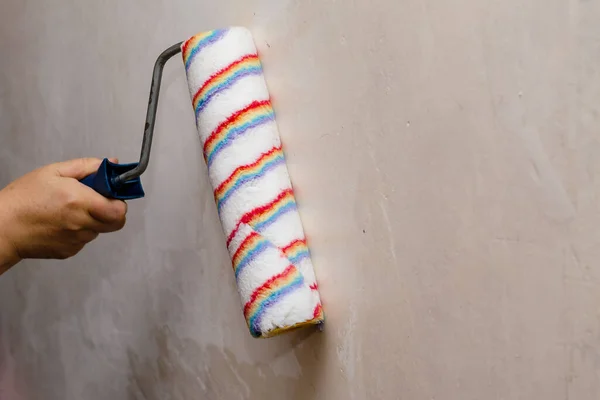 Una Mujer Sostiene Rodillo Pintura Impregna Las Paredes Habitación Con — Foto de Stock