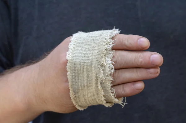 Man Med Bandagerad Hand Höger Hand Bandagerad Med Remsa Sönderriven — Stockfoto
