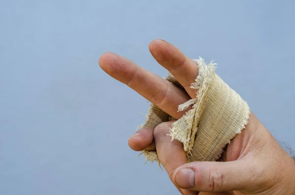 Gest Zwycięstwa Ręka Mężczyzny Owinięta Wąskim Paskiem Materiału Prawa Ręka — Zdjęcie stockowe