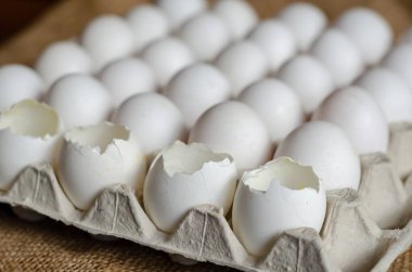 Tavuk yumurtası. Boş mermiler. Yakın plan beyaz çiğ yumurta dirseği. Seçici odak.