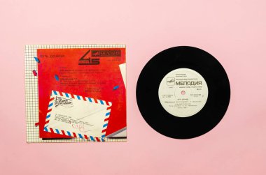 7 inçlik eski bir plak plağı. Arkady Khoralov 'un Terk Edilmiş Orman şarkısı. SSCB 'nin müziği. 1985 'te 