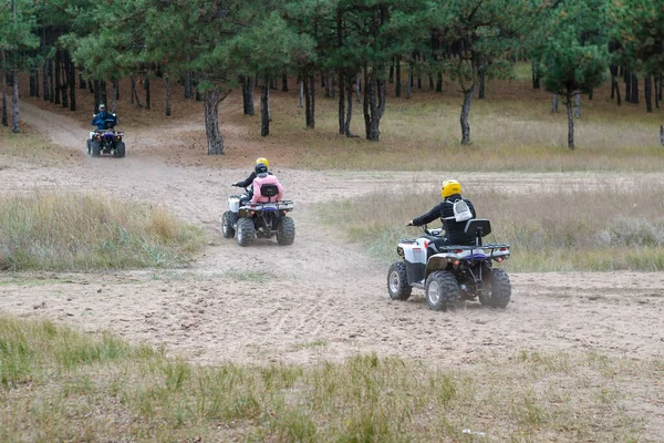 Grupa Atv Przejeżdża Przez Jesienny Las Ludzie Jeżdżą Jeden Drugim — Zdjęcie stockowe