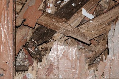 Eski ahşap zeminde bir delik. Çürük, kırık tahtalar. Yukarıdan bak. Seçici odak.