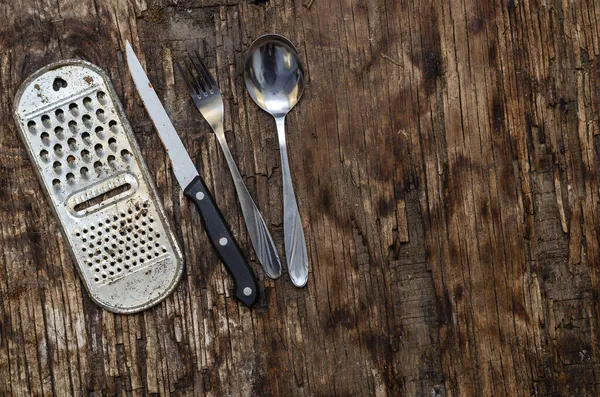 Viejo Rallador Cocina Oxidado Cuchillo Cuchara Tenedor Contra Tabla Pudrirse —  Fotos de Stock