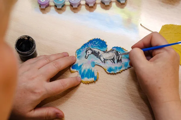 Современное Искусство Женщина Рисует Лошадь Сушеном Опавшем Листке Дерева Руки — стоковое фото
