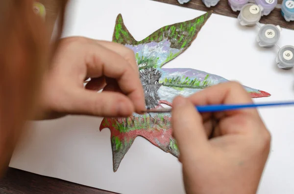 Dospělá Žena Namaluje Obrázek Suchý Javorový List Kreslím Ježka Akrylovými — Stock fotografie