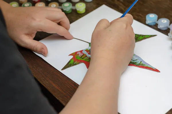Dospělá Žena Namaluje Obrázek Suchý Javorový List Kreslím Ježka Akrylovými — Stock fotografie