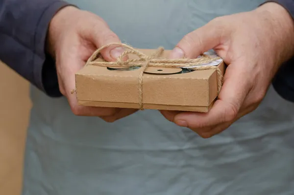 Dorosły Mężczyzna Trzyma Brązowe Pudełko Prezentami Tekturowe Pudełko Promocyjne Jest — Zdjęcie stockowe