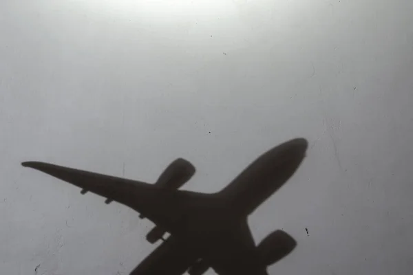 Blur Defocus Noise Grain Effect Dark Silhouette Airplane Light Gray — Stock Photo, Image